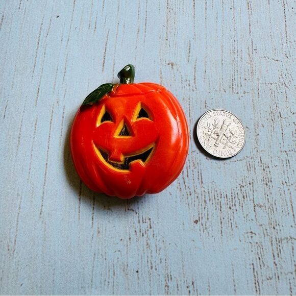 VTG Plastic Jack O Lantern Pin Brooch - Picture 1 of 3